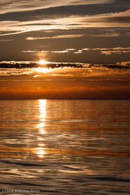 Ambiance cuivrée par calme plat pour notre arrivée en Nova Scotia