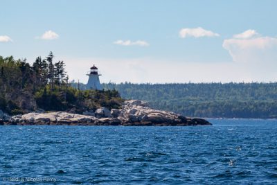 Joli petit phare sur Spectacle Island dans la baie de Port Mouton