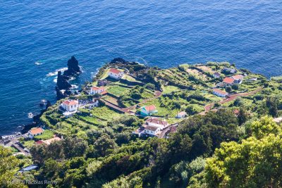 La Fajã do Ouvidor n'est pas bien large mais non moins magnifique avec ses quelques maisons et arpents de terre.