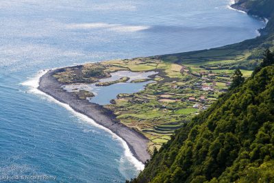 Un miradouro bien placé sur la route en lacets permet d'admirer en contrebas la très belle Fajã das Cumbres avec sa lagune.
