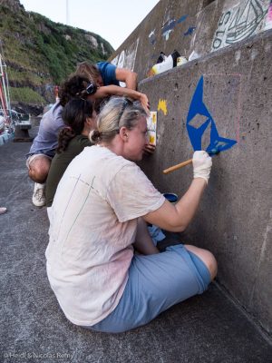 Les artistes sont à l'œuvre sur le môle de Lajes