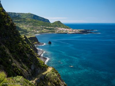 Superbe panorama sur Fajã Grande, ses falaises, son eau limpide, sa pointe de roches volcaniques déchiquetées - et Fleur de Sel que l'on discerne à peine au mouillage !
