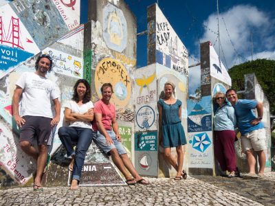 Les équipages de Regulus, Ralphy et Fleur de Sel posent à côté de leurs œuvres...