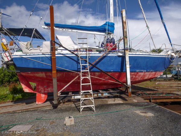 Fleur de Sel en plein carénage à Dunedin (Nouvelle-Zélande) en 2013. On remarque ses formes à quille longue