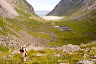 Sur Moskenesøy, la randonnée se termine les pieds dans l'Arctique