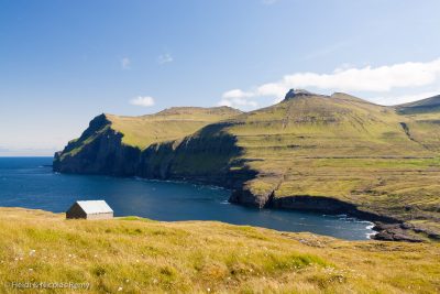 Les falaises de la côte nord sont splendides, comme ici près de Eiði