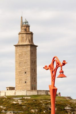 A La Corogne, la Torre de Hercules deux fois millénaire contraste avec le Paseo Maritimo dont le tram date du début du siècle