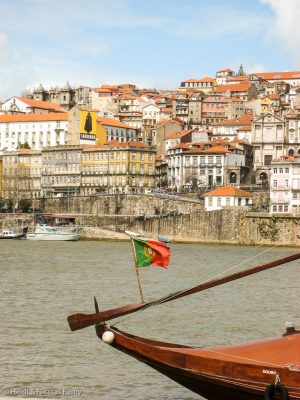 Quelques bateaux rabelos posent encore devant le vieux Porto : auparavant ils transportaient le précieux vin sur 150km en descendant le Douro.