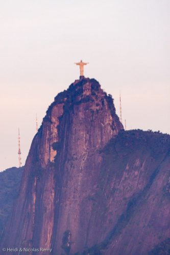 C'est tout là-haut que nous sommes montés : le Corcovado, avec ses 710m de haut, domine toute la ville de Rio, et c'est tout simplement époustouflant !
