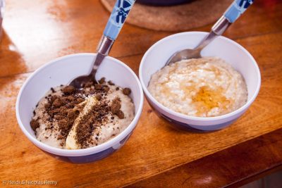 Que ce soit avec une bonne noix de beurre et du sucre brun, ou avec une bonne cuillerée de miel, essayez le porridge ! Et si vous ne l'appréciez que moyennement au petit-déjeuner, essayez le comme goûter-dîner lors d'une soirée d'hiver.