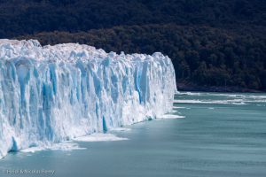 Un géant de glace, qui nous fait sentir encore plus petit que l'on n'est : c'est la sensation que nous inspire le puissant Perito Moreno