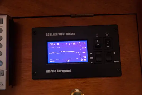 Baromètre électronique affichant une courbe de pression chutant fortement (-7,1 hPa en 3h).