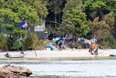 Une bande de chasseurs bien délire – notez le drapeau kiwi à l’envers !