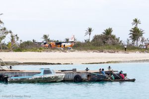 Le bimoteur d'Air Vanuatu apparait juste à côté du bateau