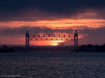 Le soleil couchant embrase le ciel à notre arrivée à Onset. Le lendemain à l'aube, nous passerons sous le magnifique pont ferroviaire qui enjambe le Cape Cod Canal.