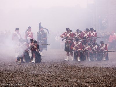 Ambiance pour fêter les 150 ans du Canada : des fusiliers en tenue écossaise font parler la poudre !