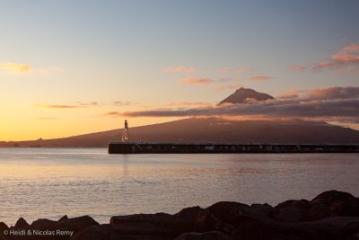 Horta a ceci de superbe que Pico se situe juste en face et qu'au gré du soleil et des nuages son volcan prend mille apparences différentes.