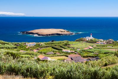 Joli petit phare à la Ponta de Topo, devant l'îlot du même nom (réserve naturelle), et déjà Terceira se profile derrière.