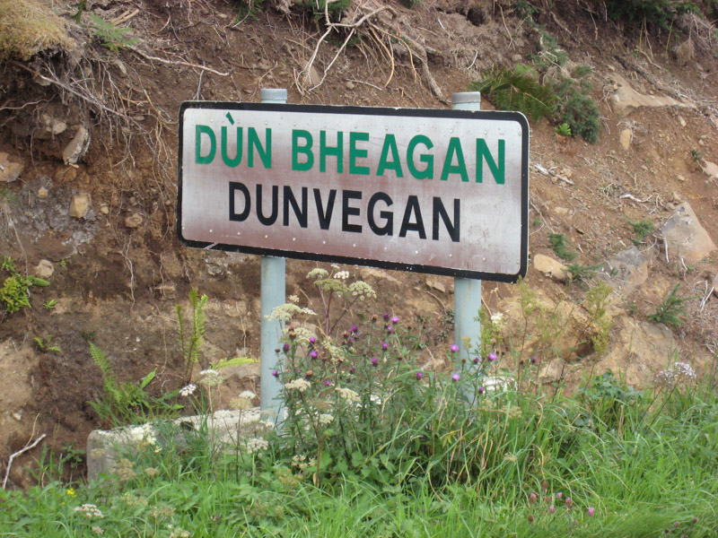 Panneau bilingue Gaëlique-Anglais sur l'île de Skye